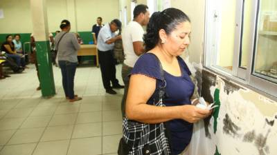 Los derechohabientes sufren por la falta de medicinas.