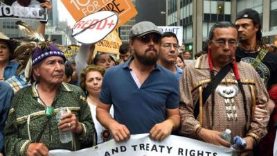 Un Leonardo di Caprio con larga barba, anteojos de sol y boina fue la estrella de la protesta en Manhattan.