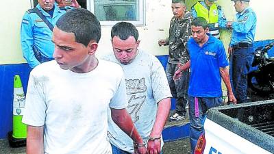 Les decomisaron armas, chalecos antibalas y un carro con reporte de robo.