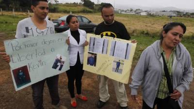 Parientes claman por la libertad de Kevin Solórzano.