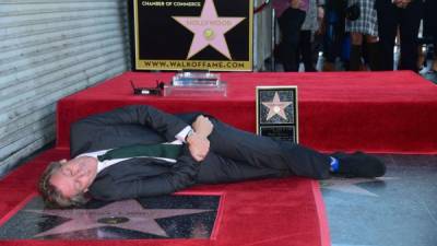 Hugh Laurie hizo varias poses graciosas al develar su estrella, como una muestra de la gran emoción que sintió al recibir tal reconocimiento. Fotos: AFP.