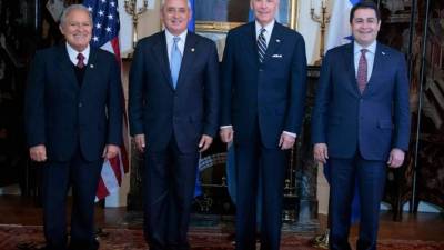 Los presidentes Salvador Sánchez Cerén (El Salvador), Otto Pérez Molina (Guatemala), el vicepresidente de EUA Joe Biden y Juan Orlando Hernández.