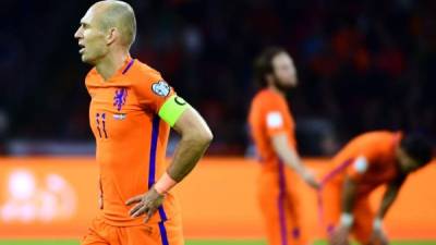 Arjen Robben se lamenta de la eliminación de Holanda, al final del partido ante Suecia. Foto AFP