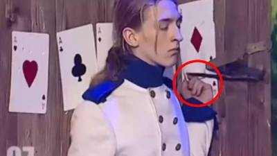 El momento cuando el ayudante casi pierde el dedo. Foto YouTube.