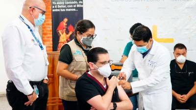 Inmunización. El viceministro de Salud, Roberto Cosenza, inyectó la dosis de refuerzo al doctor Óscar Díaz, médico del Seguro Social.