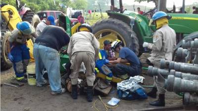 Momento cuando los bomberiles realizan las labores de rescate.