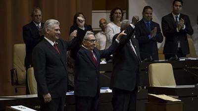Imagen publicada por el sitio web oficial cubano www.cubadebate.cu que muestra al Primer Secretario del Partido Comunista de Cuba, Raúl Castro, y el presidente Miguel Díaz-Canel.