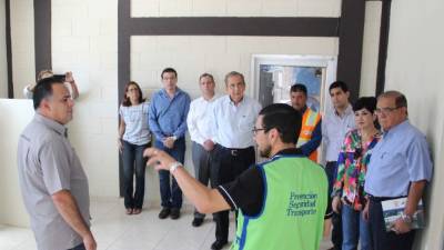 Los empresarios, con el alcalde Armando Calidonio, visitan uno de los proyectos.