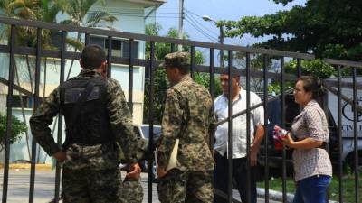 Familiares y compañeros de Siani Hernández llegaron ayer a reclamar su cadáver.