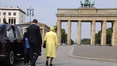 La reina Isabel II de Inglaterra en su visita la puerta de Brandeburgo en Berlín, Alemania, el pasado 26 de junio. EFE/Archivo