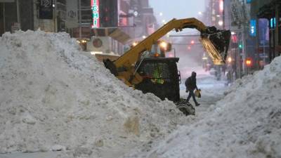 Una tormenta de nieve golpeó la costa este de Estados Unidos durante la madrugada del jueves, en medio de la campaña de vacunación que se está llevando a cabo en la región para enfrentar la pandemia de coronavirus.