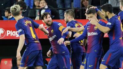 Los jugadores del Barcelona celebrando el gol de Messi contra el Sevilla.