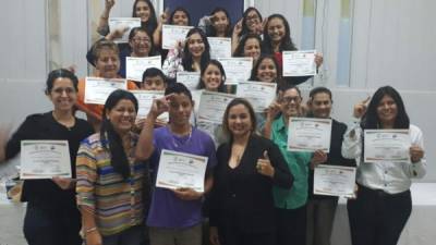Un tercer curso de lengua de señas comenzará en enero. Ayer se graduó un grupo.