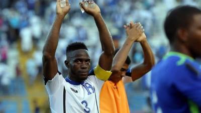 Maynor Figueroa agradeciendo el apoyo de la afición hondureña a la Selección de Honduras. Foto Melvin Cubas