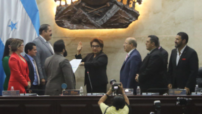 Rebeca Raquel es juramentada como presidenta del Poder Judicial.