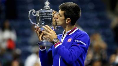 Novak Djokovic besando su trofeo de campeón del US Open. Foto AFP