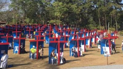Pilgrims confess at the Youth Park in Panama City on the eve of the arrival of Pope Francis for the World Youth Days, on January 22, 2019. (Photo by Luis ACOSTA / AFP)