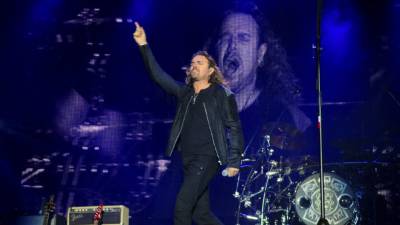 MD11. ARGANDA DEL REY (MADRID), 30/06/2012.- El cantante de la banda mexicana Maná, 'Fher' Olvera, en un momento de su actuación esta noche en el Escenario Mundo del Rock in Río Madrid, cuya tercera edición abrió hoy sus puertas en la Ciudad del Rock de Arganda del Rey (Madrid). EFE/Víctor Lerena