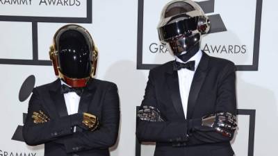 El dúo francés 'Daft Punk' llega a la 56a entrega anual de los premios Grammy celebrados en el Staples Center de Los Ángeles, California, Estados Unidos, el 26 de enero de 2014.