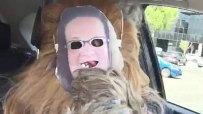 Para darle el efecto completo, se escucha la contagiosa risa de Payne.