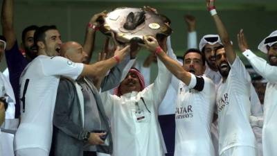 Xavi Hernández levantando el título de la Liga de Catar con su compatriota Gabi Fernández (izquierda), ex jugador del Atlético de Madrid. Foto Twitter