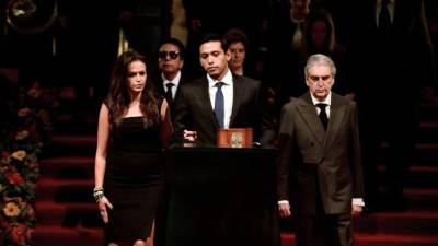 El hijo biológico de Juan Gabriel, Iván Gabriel, frente a las cenizas de su padre en el palacio de Bellas Artes. Foto: AFP