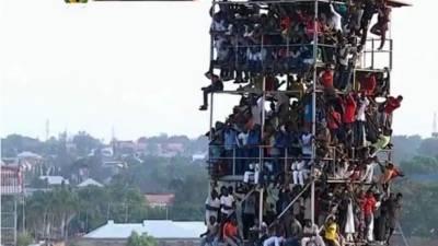 No cabe ni una mosca en el estadio. ¿Qué importa jugarte la vida si es por ver a tu selección?