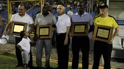 Carlos Orlando Caballero, Jaime Villegas, Allan Costly y Julio César 'Tile' Arzú recibieron un reconocimiento por parte de la Liga Nacional.