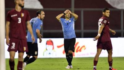El delantero Luis Suárez se vio frustrado ya que no pudo marcar. Foto AFP.