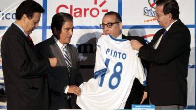 Rafael Leonardo Callejas dando la camisa de la Selección de Honduras a Jorge Luis Pinto.