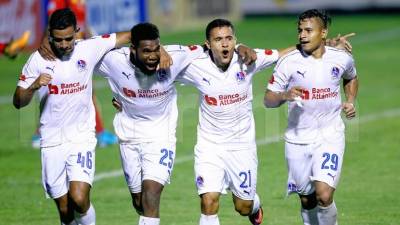 Alejandro Reyes, Jorge Bengoché, Roger Rojas y Germán Mejía, celebrando el último gol del partido contra el Real España.