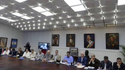 Nicolás Maduro anuncio más medidas ayer en una reunión junto con sus ministros.
