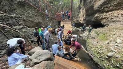 Decenas de personas resultaron lesionadas tras la caída de un puente colgante en Cuernavaca.