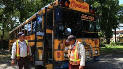Los buses son revisados en las instalaciones de la 105 Brigada de Infantería.
