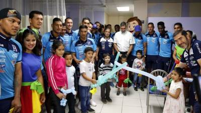 Los jugadores y cuerpo técnico de la Selección de Honduras visitaron este jueves la Fundación Ruth Paz de San Pedro Sula y llevaron alegría a muchos niños. Fotos Delmer Martínez
