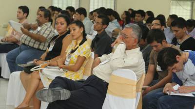 Estudiantes de todas las carreras presenciaron las conferencias científicas ayer.