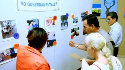 Parte del jurado mientras realizaba la tarea de selección de fotografías ganadoras. Foto: Amílcar Izaguirre