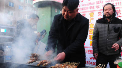 Manchu Tuan vende con mucho estilo su comida.