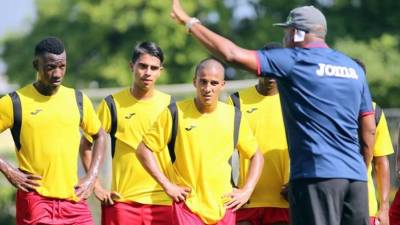 Hernán Medford mandó a Darixon Vuelto (izquierda) a jugar con las reservas del Real España. Foto Facebook @espanaoficial