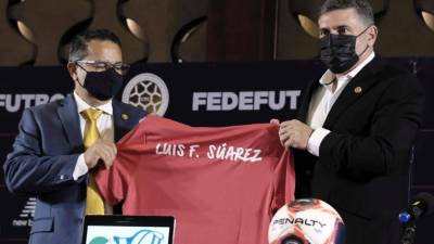El presidente de la Federación Costarricense de Fútbol (Fedefútbol), Rodolfo Villalobos, se encargó de presentar a Luis Fernando Suárez. Foto EFE