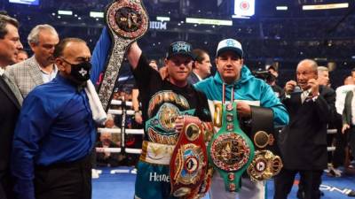 Saúl 'Canelo' Álvarez festejando la victoria sobre Billy Joe Saunders con los títulos. Foto EFE