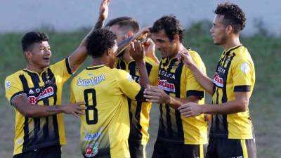Nicolás Cardozo es felicitado por sus compañeros del Real España tras marcar un gol contra La Virtud en la Copa Presidente. Foto Delmer Martínez