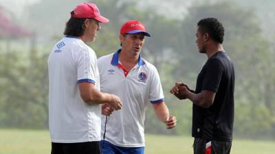 Pedro Troglio hablando con el capitán del Olimpia, Ever Alvarado, en la práctica de este viernes. Foto Ronald Aceituno