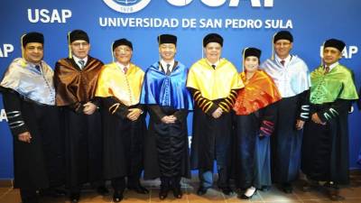 Personalidades. Las autoridades académicas de la alma mater junto al orador invitado, Eric Liu.