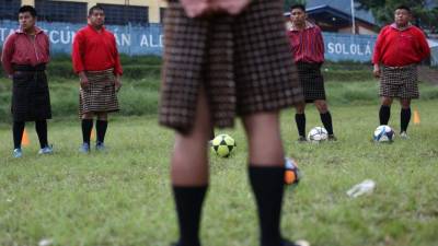 Xejuyup, es el equipo indígena de Guatemala que juega al fútbol en falda ante la sorpresa de todos. Foto EFE/ Esteban Biba.