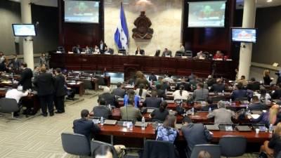 LAS NEGOCIACIONES1. En los primeros cabildeos se mencionó que los liberales pedían ocho de 15 magistrados más la presidencia de la Corte para apoyar en la elección.2. Ya que de los 45 seleccionados por la Junta Nominadora todos son nacionalistas y liberales, el bipartidismo se puso de acuerdo para votar juntos.3. Según el jefe de la bancada nacionalista, Óscar Álvarez, el diputado manuel Zelaya le pidió en privado tratar el tema de la extradición justo en la elección.4. A cambio de apoyo, el PAC también ha pedido negociar. Mediante comunicado piden seis magistrados y la Dirección de Fiscales en el Ministerio Público.