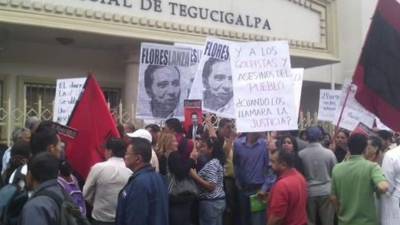 Simpatizantes de Libre acompañaron al exministro de la Presidencia Enrique Flores Lanza en la audiencia de declaración de imputado.