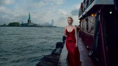 125 es el aniversario que este mes celebra la revista Vogue y ha elegido a Jennifer para su portada. En su búsqueda por renovarse se ha arriesgado en su portada conmemorativa.