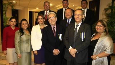 Los premiados Ramón Zúniga Ugarte y Marco Aurelio Zavala junto al Tribunal de Honor.