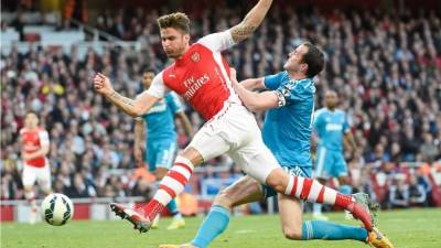 A falta de una jornada, Arsenal suma 72 puntos mientras que Manchester United 69 y pelean por el cupo directo.